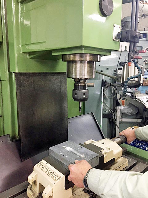 金型製造作業風景写真